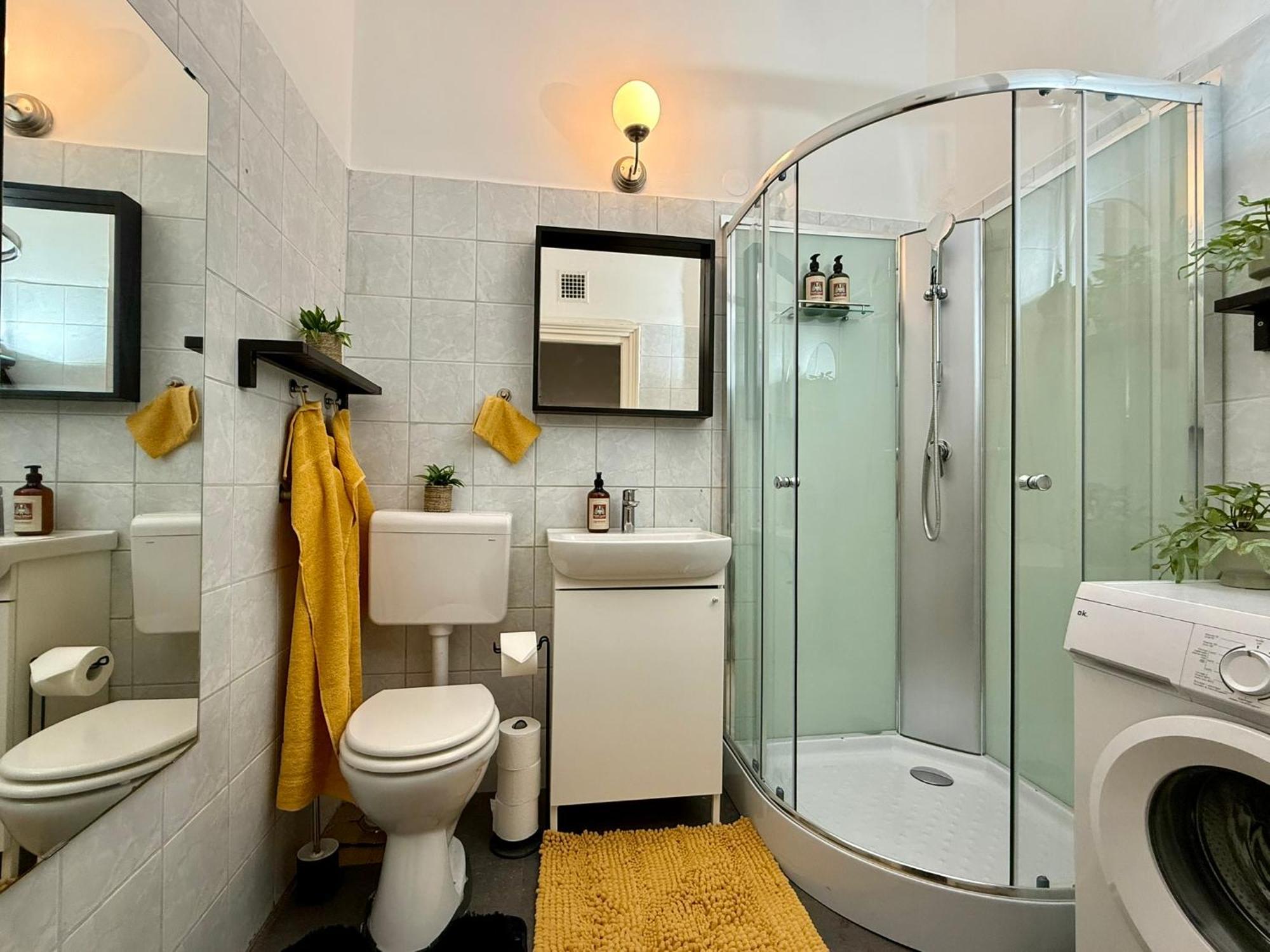 Stunning Parkside View - Unwind At Parklane Apartment Budapest